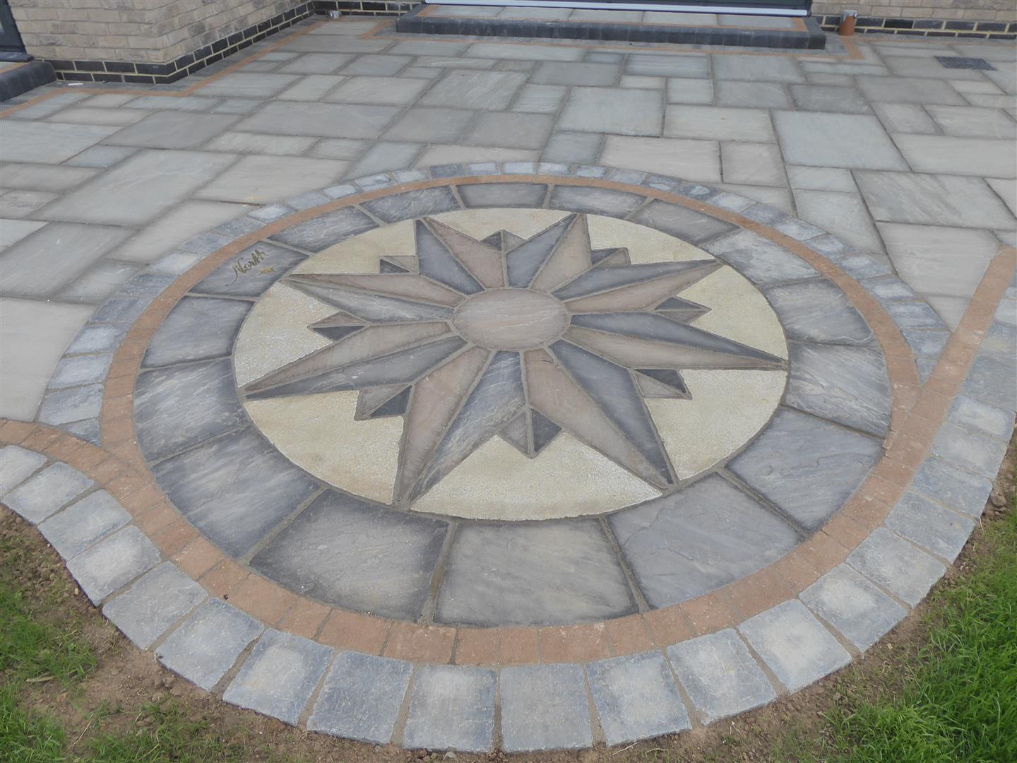 DECORATIVE PAVING PHOTOGRAPH